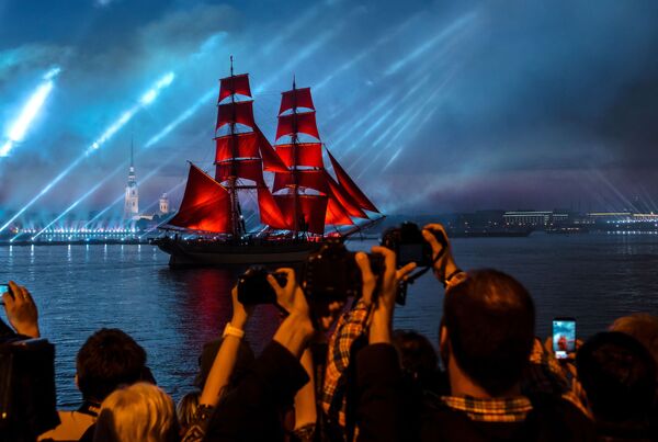 ブリガンティン型旧式帆船と花火　卒業生達のお祭り「アールェ・パルサ（真紅の帆）」サンクトペテルブルグで。 - Sputnik 日本