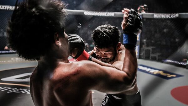 ノックアウトが「卑怯だ」と観客激高　リングに上がりキックボクサーを殴る【動画】 - Sputnik 日本