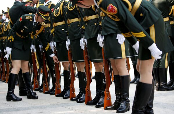 北京でのプーチン大統領歓迎式典に向け準備する中国人民解放軍の女性兵士達。 - Sputnik 日本