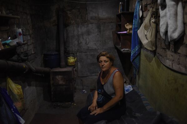 破壊された村に残った住民の一人　ワレンチナ・ペシコワさん　ドネツク州スパルターク村での軍事紛争の後で。 - Sputnik 日本