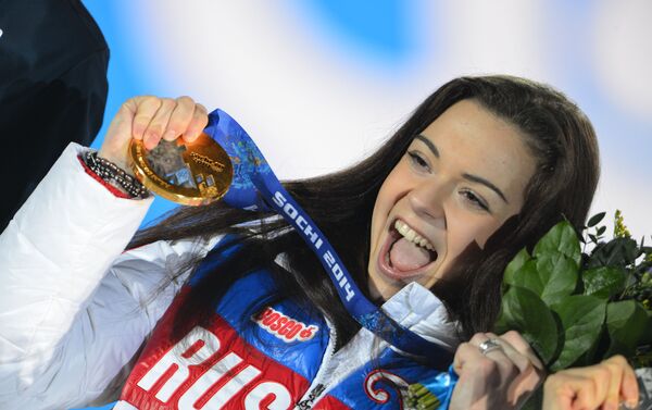 ソチでの第22回冬季オリンピックで金メダルを授与されるロシアのアデリーナ・ソトニコワ選手 - Sputnik 日本