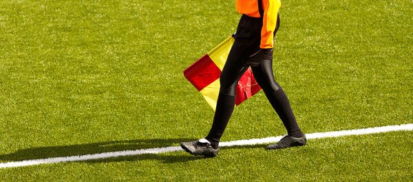 女性審判員　サッカーファンから「皿でも洗いに行け」と言われて試合を中断 - Sputnik 日本