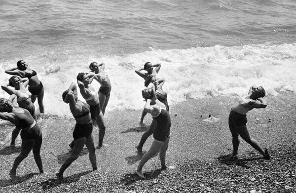 １９５４年、黒海のクリミア沿岸で朝の体操 - Sputnik 日本