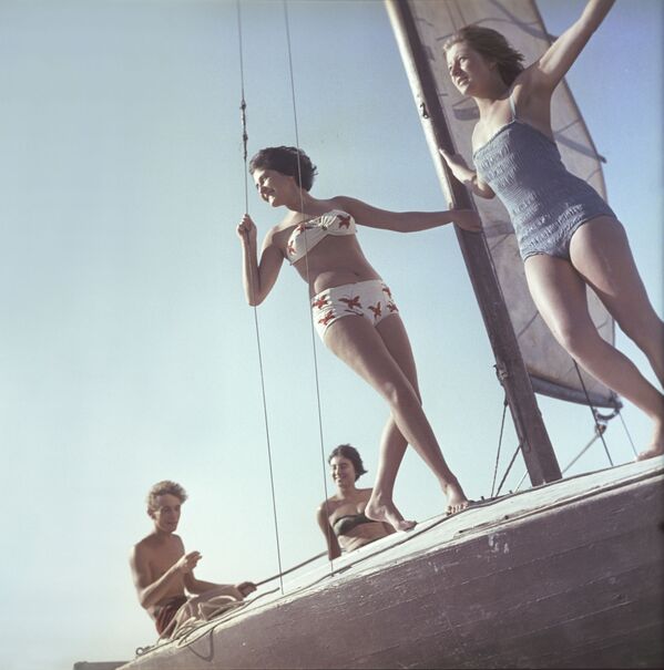 遊覧ヨットに乗る水着の女性たち - Sputnik 日本