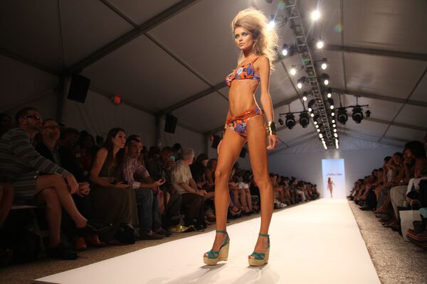 ドローレス・コルテスの水着ショー、マイアミのメルセデスベンツ・ファッションウィークで - Sputnik 日本