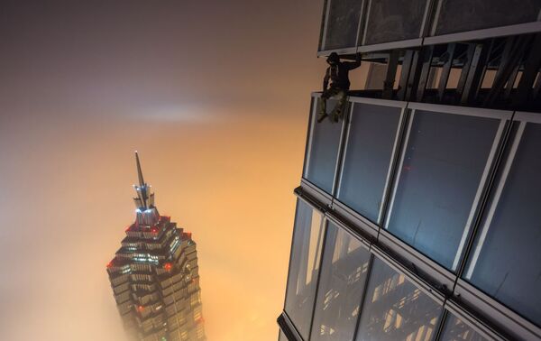 上海の高層ビルの上のロシア人スポーツ冒険家 - Sputnik 日本