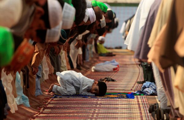 ウラザバイラム祭りを祝う少年　パキスタン・ジャママスイード・モスクで。 - Sputnik 日本