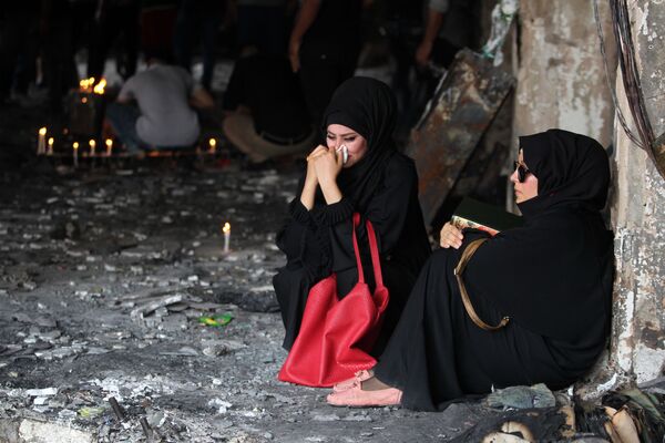 爆破テロ現場のそばで泣くイラク女性　首都バクダッドで。 - Sputnik 日本