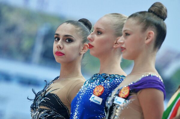 新体操Ｗ杯ロシア大会カザン、個人総合の入賞者たち、１位はマルガリータ・マムン選手（ロシア）、２位はヤーナ・クドリャフツェヴァ選手（ロシア）、３位のアレクサンドラ・ソルダトヴァ選手（ロシア） - Sputnik 日本