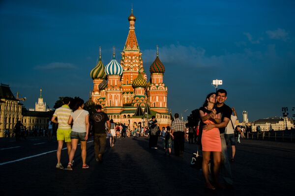 モスクワの赤の広場はいつも町の人や観光客でにぎわっている - Sputnik 日本