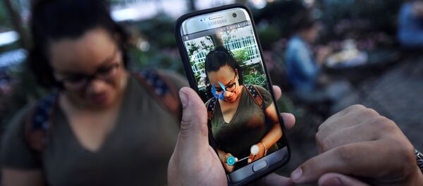 Игра Pokemon Go на экране мобильного телефона - Sputnik 日本