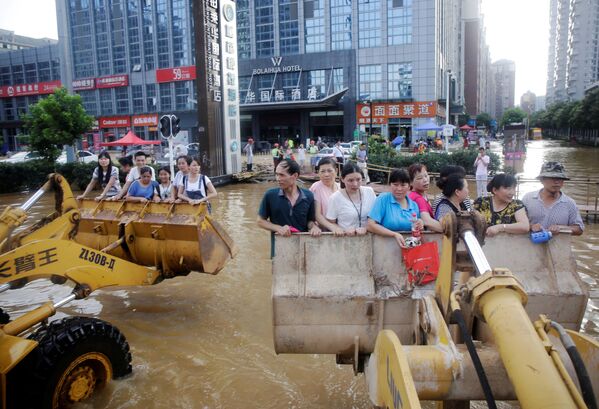 中国・武漢での洪水の際　ショベルカーで出勤する人達。 - Sputnik 日本