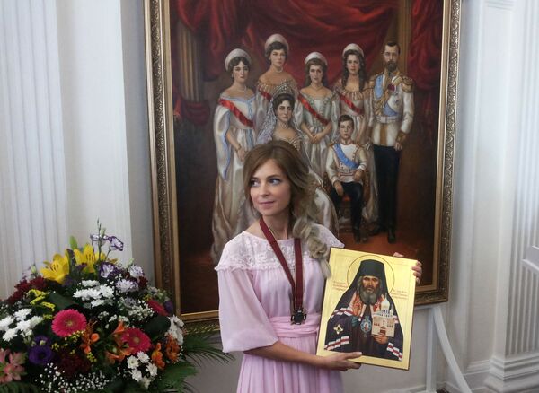 リヴァディア宮殿にロシア皇帝の家族の肖像を寄贈するナターリア・ポクロンスカヤ検事。 - Sputnik 日本