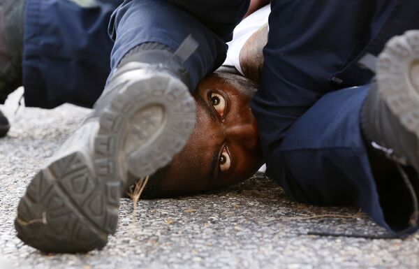黒人男性エルトン・スターリング氏射殺後　警察の横暴に抗議する男性　米ルイジアナ州で。 - Sputnik 日本