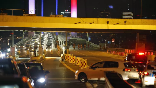 Turkish soldiers block Istanbul's iconic Bosporus Bridge on Friday, July 15, 2016. - Sputnik 日本