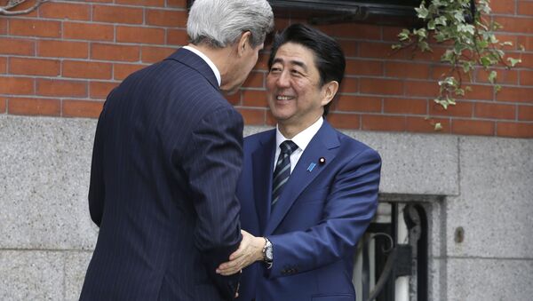 Госсекретарь США Джон Керри и премьер-министр Японии Синдзо Абэ - Sputnik 日本