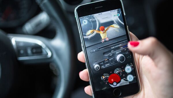 Игра Pokemon Go на экране мобильного телефона - Sputnik 日本