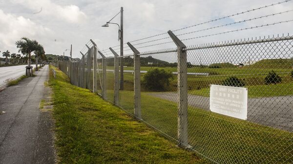 Колючая проволока вокруг базы морской пехоты США на японском острове Окинава  - Sputnik 日本
