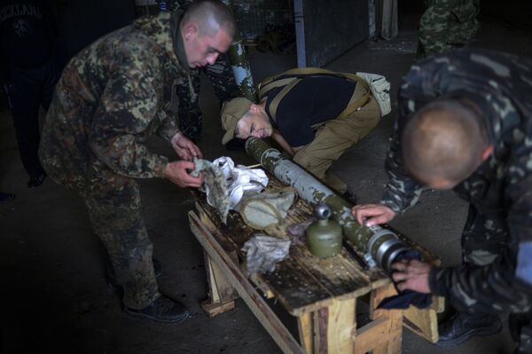 ルガンスク義勇軍「プリーズラク」大隊の戦士たち。リシチャンスクの大隊で高射砲を磨く。 - Sputnik 日本
