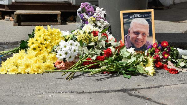 Цветы и свечи на месте гибели журналиста Павла Шеремета в Киеве - Sputnik 日本