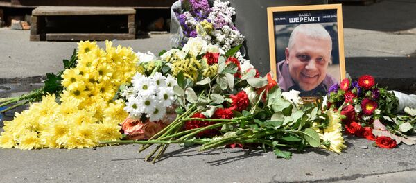 Цветы и свечи на месте гибели журналиста Павла Шеремета в Киеве Цветы и свечи на месте гибели журналиста Павла Шеремета в Киеве - Sputnik 日本