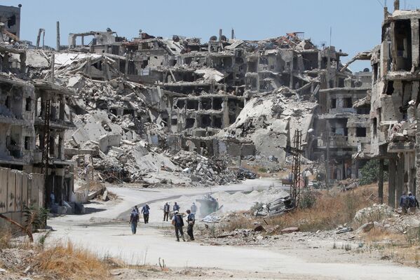 修復のため壊れた建物の破片を集める労働者達　シリアのホムスで。 - Sputnik 日本