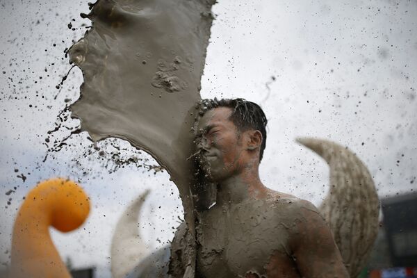 泥んこ祭りを楽しむ観光客　韓国で。 - Sputnik 日本