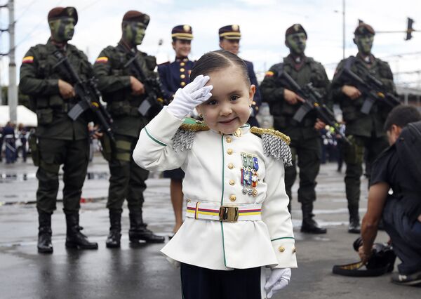 軍事パレードで制服を着た少女　コロンビアの首都ボゴタ。 - Sputnik 日本