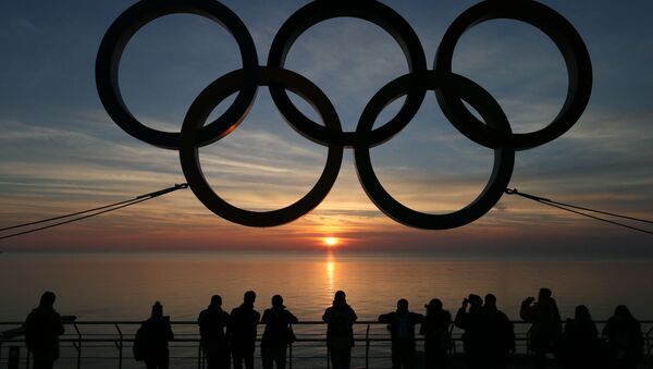 Олимпийские кольца на набережной Адлеровского района Сочи - Sputnik 日本