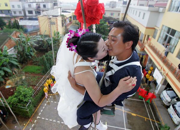 中国雲南省出身のロープアクセスの専門家Jiang Dezhangさんは、自分の職場で花嫁に忠誠を誓った。 - Sputnik 日本