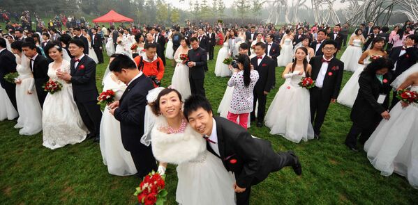 ２０１０年１０月１０日に北京のスタジアム「鳥の巣」で数千組のカップルが結婚式を挙げた。中国では「10.10.10」という数字の組み合わせが「完璧」とされており、カップルに幸運をもたらすと考えられているため、若い人々はこの日を心待ちにしていた。 - Sputnik 日本
