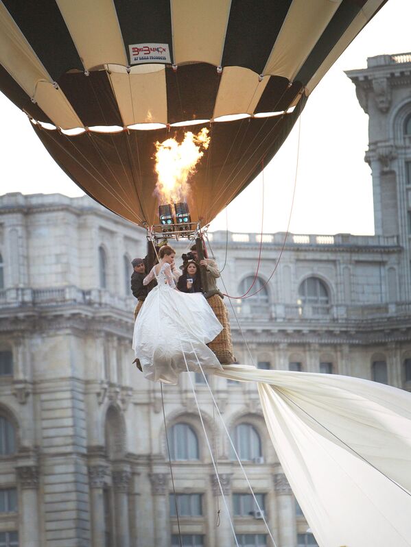 気球での結婚式。ルーマニア、ブカレストの議会近くで。花嫁のエマさんのウエディングドレスの裾は世界一長い２７５０メートル。 - Sputnik 日本