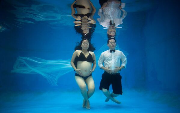 上海に住むチャン・イイミンさんは、妊娠中に水中写真を撮ることに決めた。夫も一緒に参加した。 - Sputnik 日本