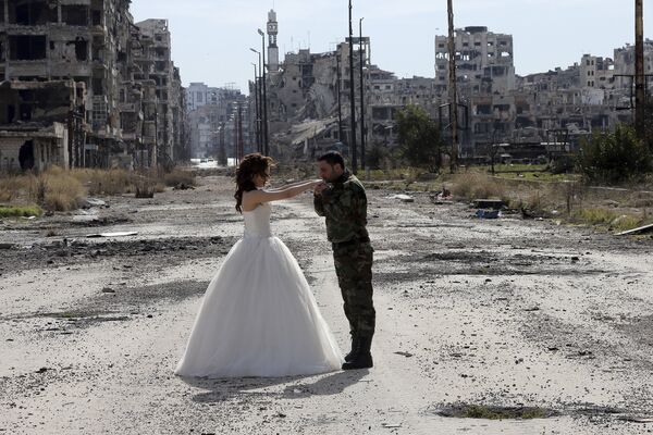 １８歳のNada Merhiさんと２７歳のシリア軍兵士Hassan Youssefは、生きることの強さを証明するために崩壊したホムスの町で結婚式の記念撮影をした。 - Sputnik 日本
