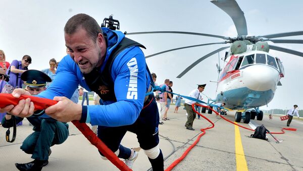 ベラルーシの力持ち　世界最大のヘリコプターを引っ張る（写真・動画） - Sputnik 日本