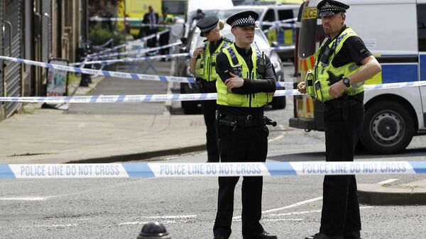 Полиция вокруг оцепленной территории вокруг места нападения на депутата британского парламента Джо Кокс в городе Бирсталл в Англии - Sputnik 日本