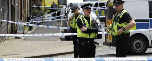 Полиция вокруг оцепленной территории вокруг места нападения на депутата британского парламента Джо Кокс в городе Бирсталл в Англии - Sputnik 日本