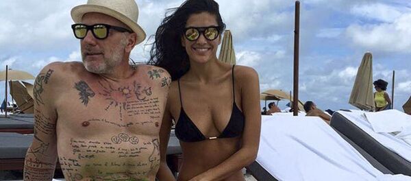 若い妻とあつく踊る50歳の億万長者、インスタグラムを沸かせる 若い妻とあつく踊る50歳の億万長者、インスタグラムを沸かせる - Sputnik 日本