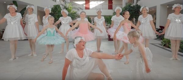 おばあちゃんたち（おじいちゃんも！）が、テイラー・スウィフトのビデオクリップを真似て動画を撮影！ - Sputnik 日本