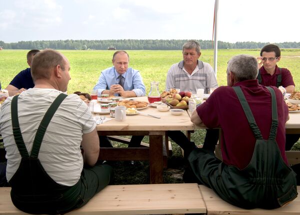 トヴェリ州の農業関連企業「ドミトロヴァ・ガラー」訪問の際、機械化技術員と話すプーチン大統領。 - Sputnik 日本