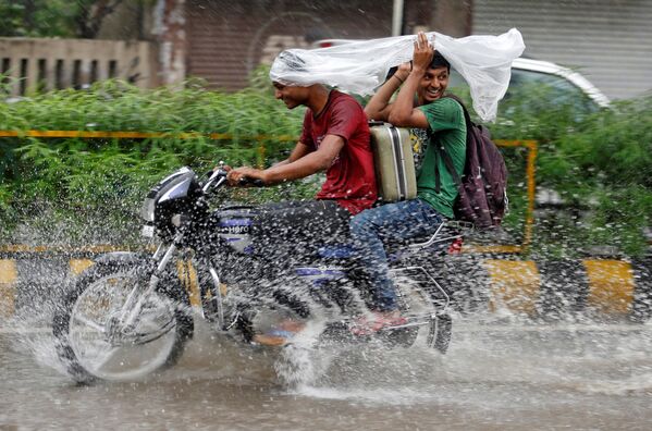 袋で雨を逃れるインドの若者達 - Sputnik 日本