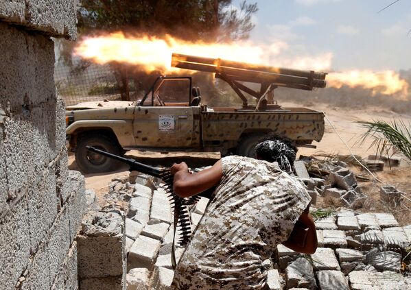 新政府支持派の軍人達　ダーイシュ（IS）戦闘員らとの戦闘で。リビア中部シルト。 - Sputnik 日本