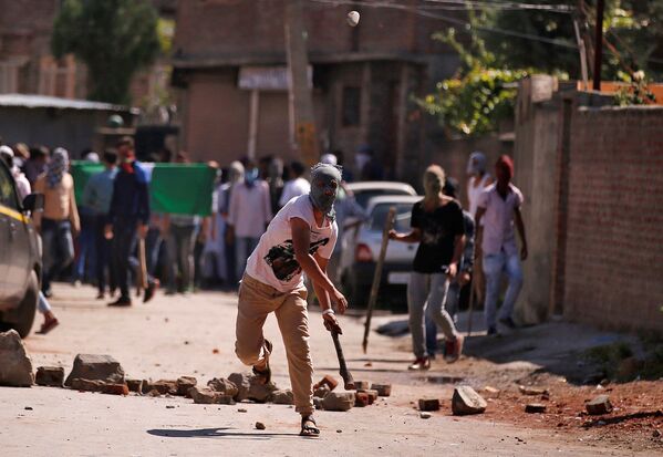 警察隊に石を投げる男性　インド・スリナガルでの抗議集会で。 - Sputnik 日本