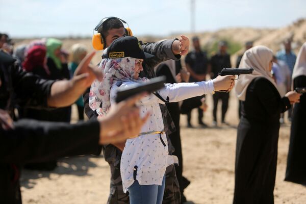 イスラム運動体「ハマス」メンバーの家族のための訓練でピストルを撃つ女性　パレスチナ・ガザ地区。 - Sputnik 日本