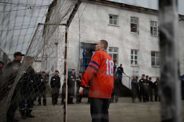 ミニサッカーに興じる有罪判決を受けた人達　ノヴォシビルスク州で。 - Sputnik 日本