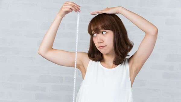 Девушка измеряет свой рост - Sputnik 日本