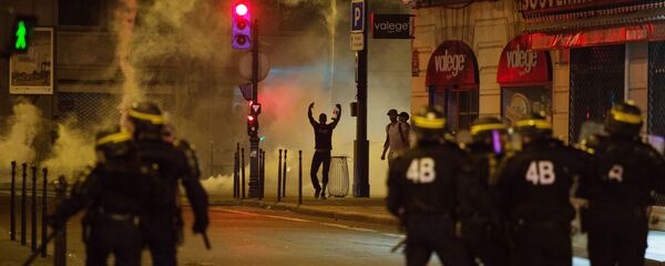 パリ、イスラム主義のスローガンを叫ぶグループがバスに火をつける - Sputnik 日本