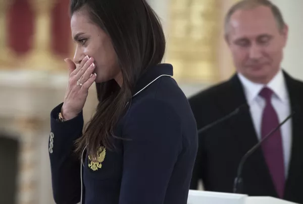 オリンピックで2個の金メダルを獲得しているエレーナ・イシンバエワ選手。クレムリンでロシアのウラジーミル・プーチン大統領と。 オリンピックで2個の金メダルを獲得しているエレーナ・イシンバエワ選手。クレムリンでロシアのウラジーミル・プーチン大統領と。 - Sputnik 日本