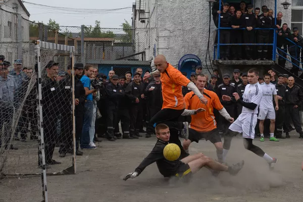ミニサッカー大会をする受刑者たち。ノヴォシビルスク州・連邦刑執行総局の第2番矯正施設にて。 ミニサッカー大会をする受刑者たち。ノヴォシビルスク州・連邦刑執行総局の第2番矯正施設にて。 - Sputnik 日本