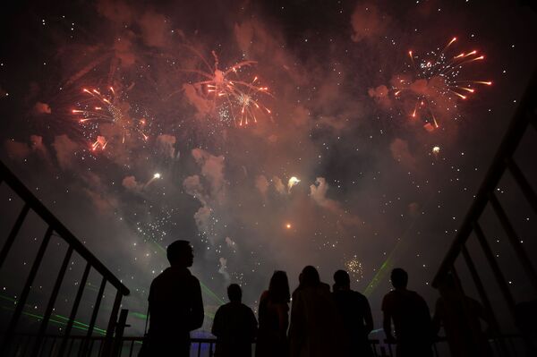 モスクワのブラテエフスキー・カスカードニー公園で開かれた国際花火大会「Rostec」に訪れた人々。 - Sputnik 日本